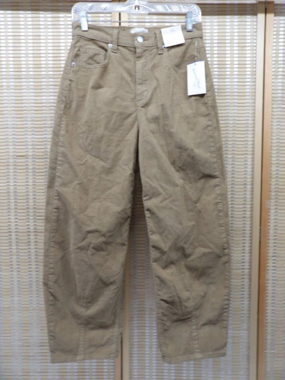 NWT Women's Universal Thread Size 4 High-Rise Slim Fit Barrel Leg Corduroy Jeans